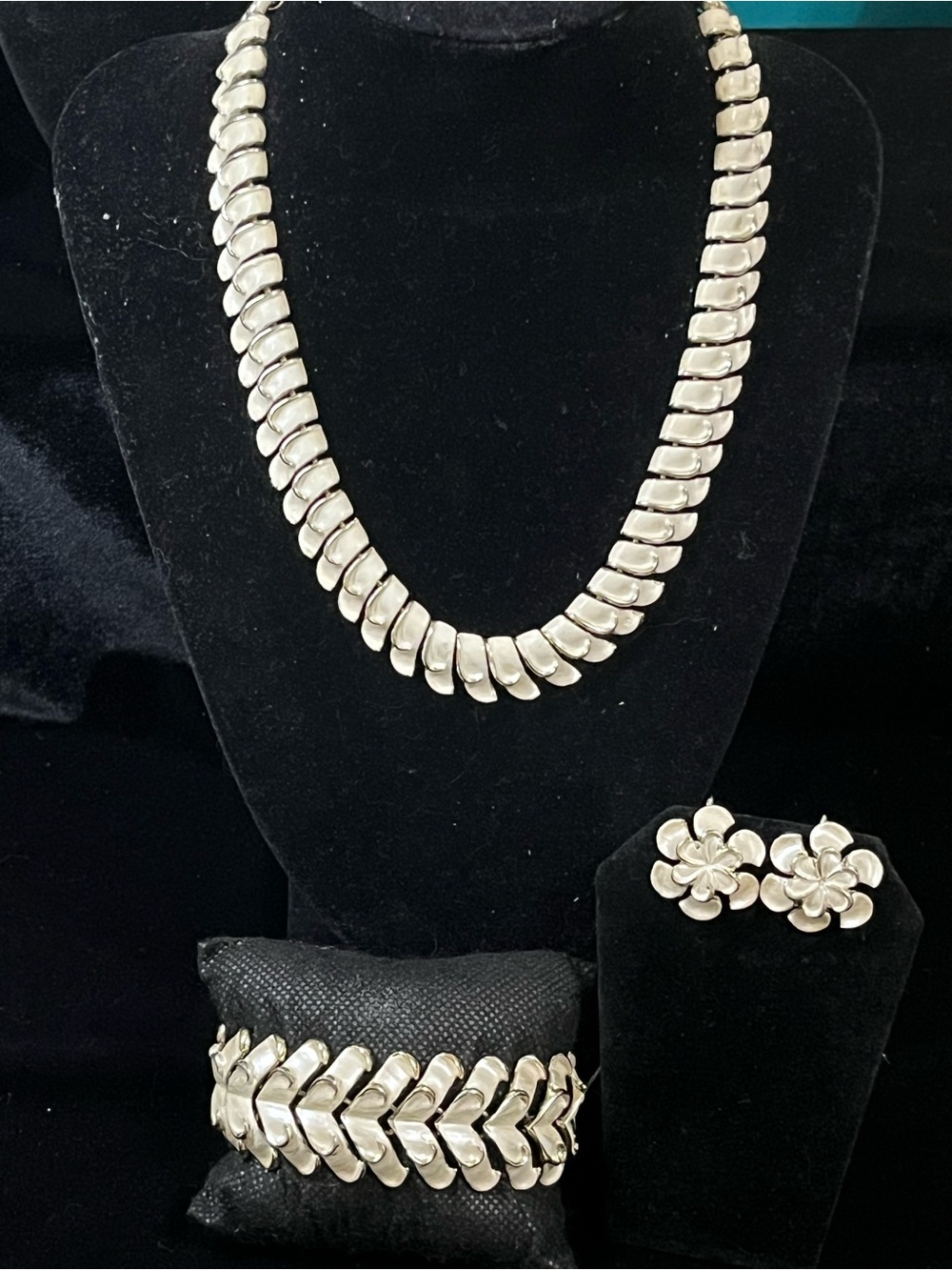Vintage Coro Pegasus 3-Pc Parure Set Silver Cream 1803